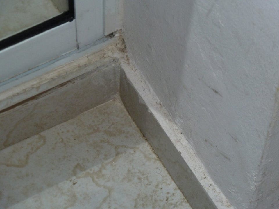 Schmutzige Ecke im Schrankbereich Royalton Splash Punta Cana