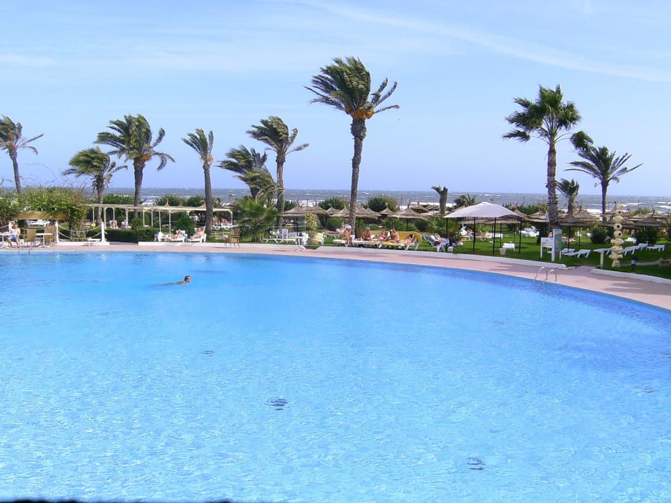 Pool mit Aussicht zum Meer Mahdia Beach & Aquapark