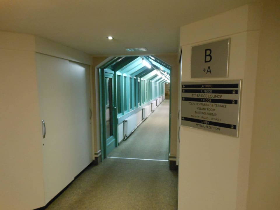 Brücke von Haupthaus zum Nebengebäude Mercure Budapest Korona Hotel