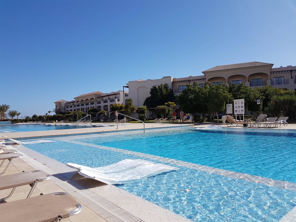 Baseny przy hotelu JAZ Aquamarine Resort