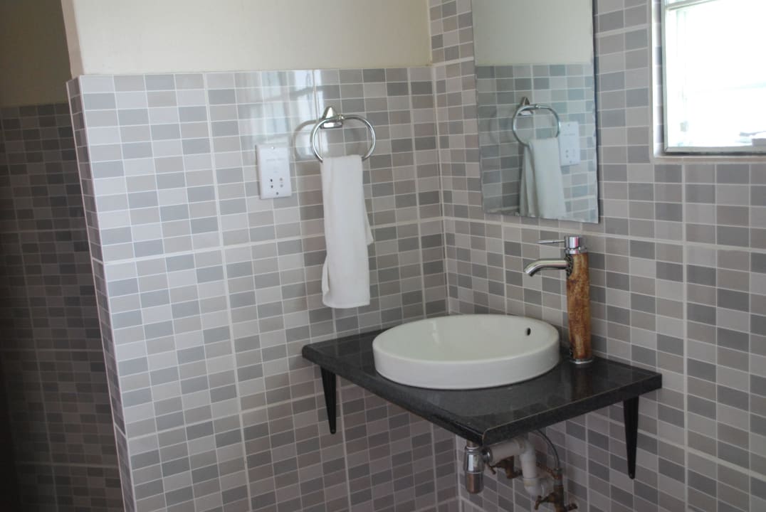 Waschbecken im Bad mit 1 Handtuch Pelican Lodge