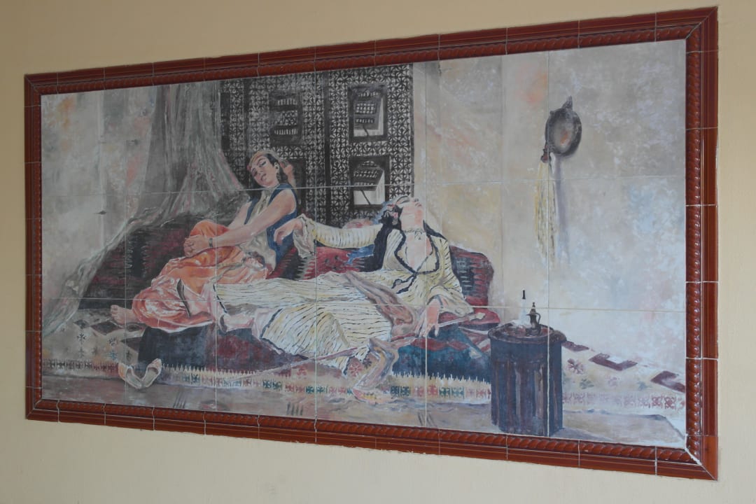 Панно при входе в номера Desert Rose