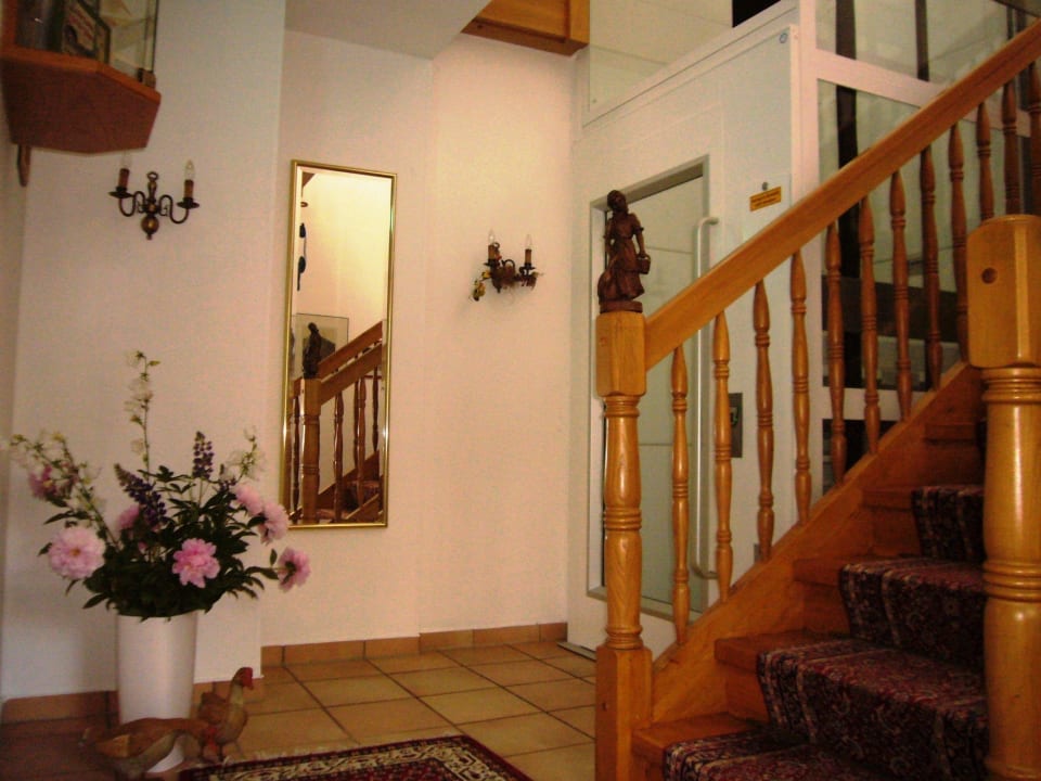 Treppenaufgang mit Fahrstuhl Hotel Helenenhof