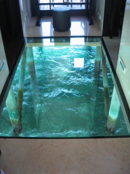 Eingang Wasservilla Lily Beach Resort & Spa