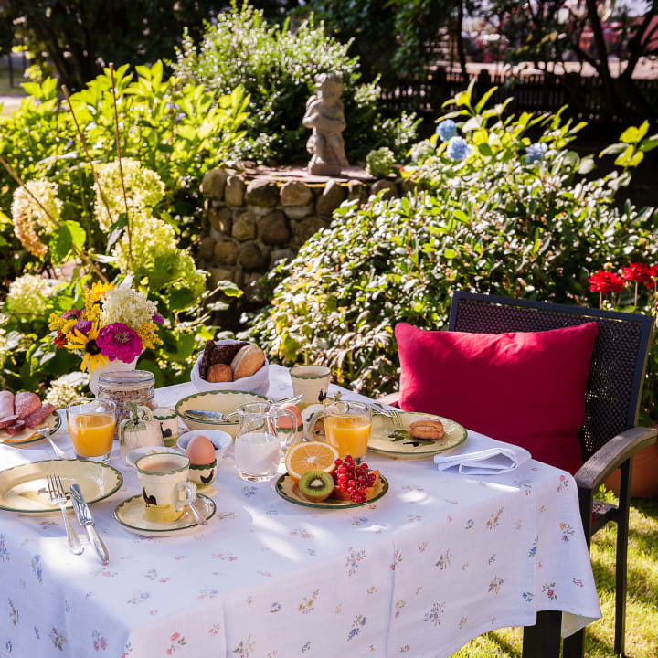 Frühstück im Garten LandHaus Zum LindenHof