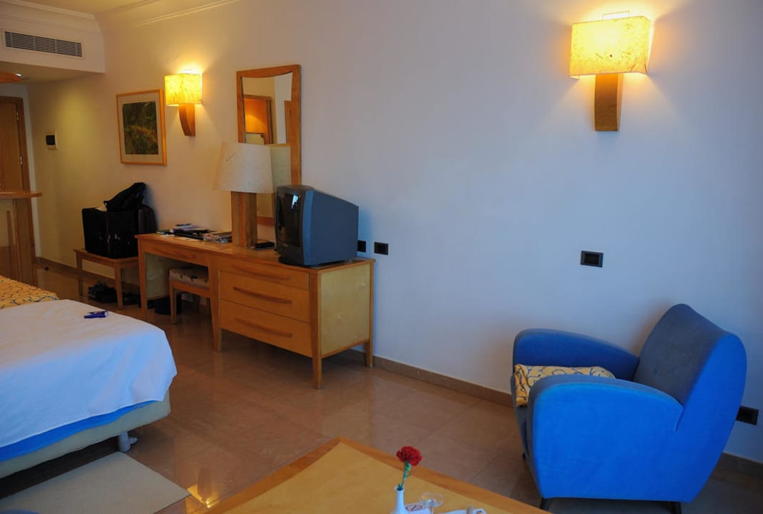 Zimmer 525 - TV-Möbel und Sessel MUR Hotel Faro Jandia & Spa Fuerteventura