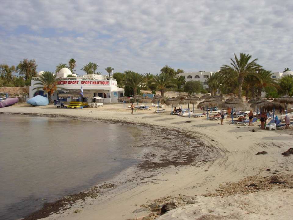 Strandabschnitt mit Wassersportanlage Hotel El Mouradi Djerba Menzel
