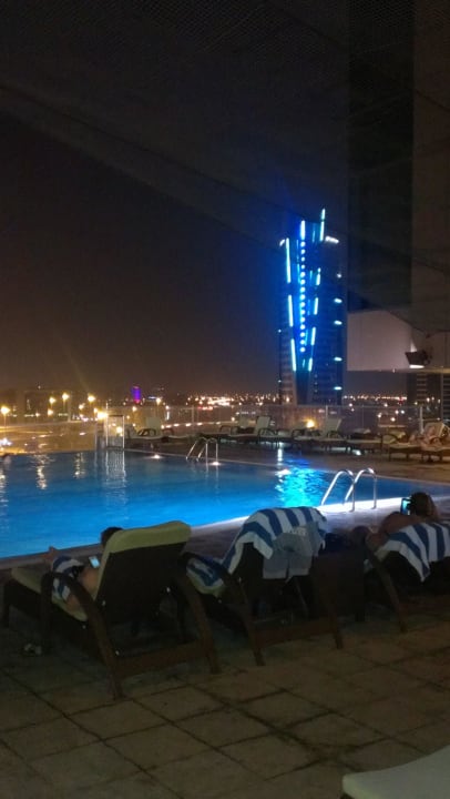 Basen wieczorem Two Seasons Hotel & Apartments