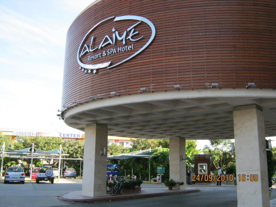 Einfahrt und Eingang Alaiye Resort & Spa
