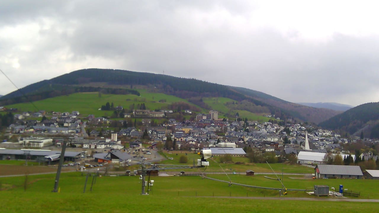 Blick aufs Hotel vom Bergweg Sauerland Stern Hotel