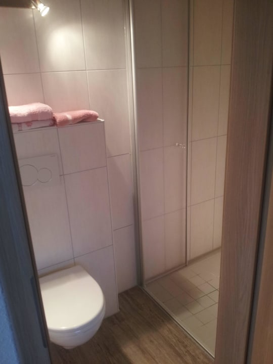 Bad ohne Waschbecken und Ablagemöglichkeit Ferienwohnung Djuren