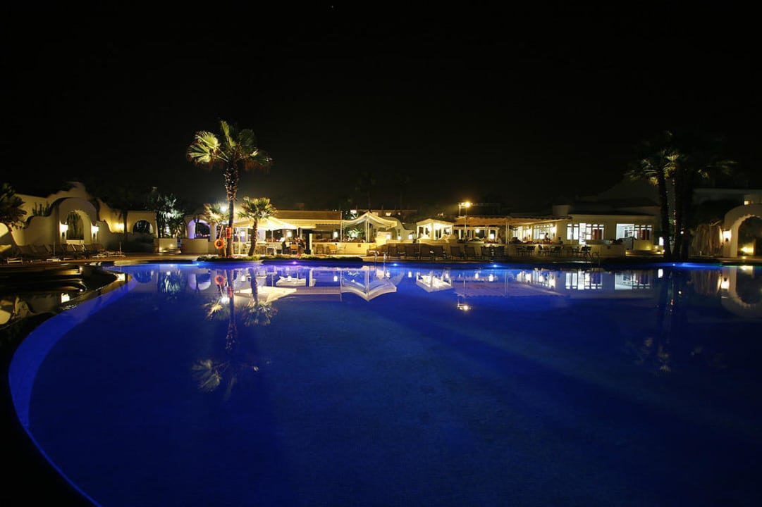 Vue de l'hôtel de nuit Hotel L'Amphitrite Palace