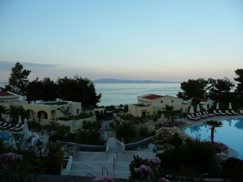 Blick vom unteren Bereich auf den "2. Finger" Aegean Melathron Thalasso Spa Hotel