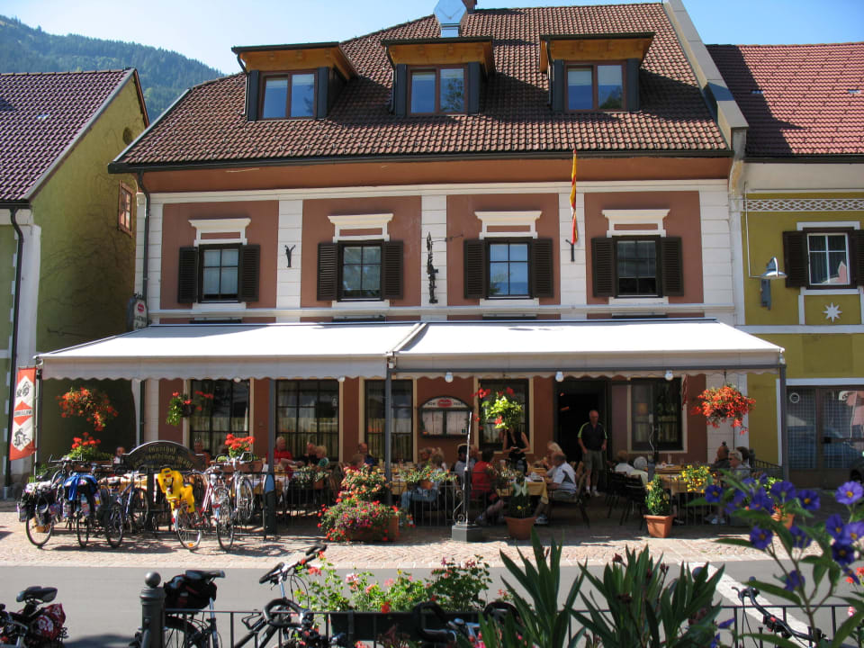 Überdachte Terrasse mit Restauranteingang Gasthof Zum Goldenen Rössl