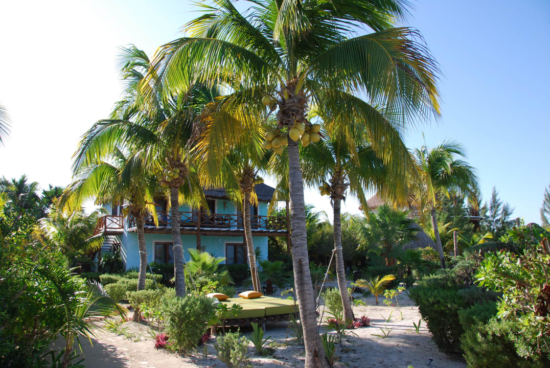 Strnadbereich m. Blick auf einen der Bungalows Hotel Villas Flamingos