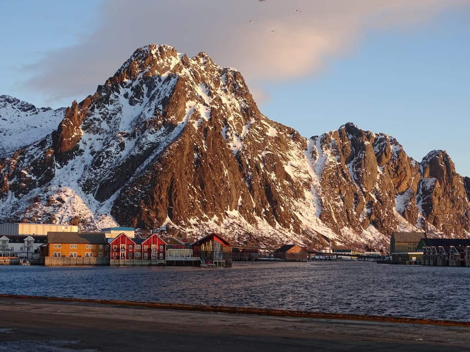 Scandic Hotel vor dem Bergmassiv. Rechts sieht man die große Scandic Svolvaer