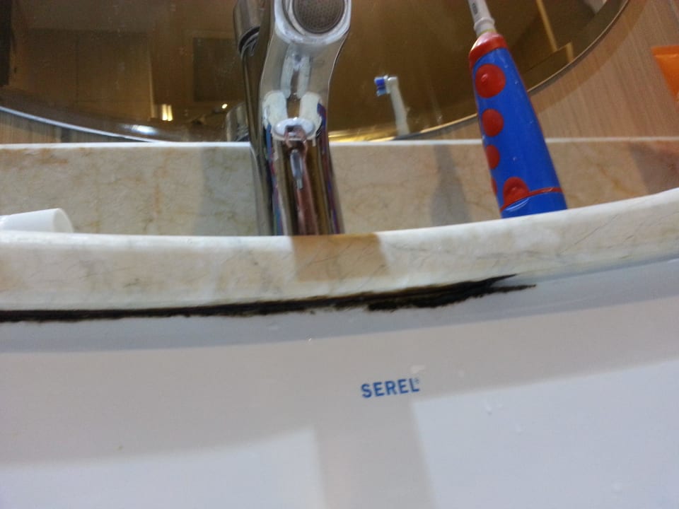 Schimmel unter dem Waschbecken Rand FUN&SUN Smart Hane Sun Hotel