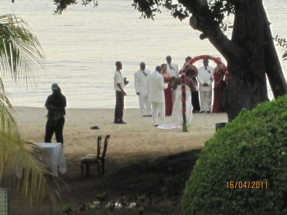 Hochzeitsgesellschaft am Strand Hotel Riu Palace Tropical Bay