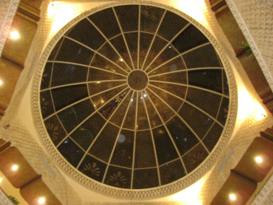 В холле над фонтаном Riviera Aqua Park Resort