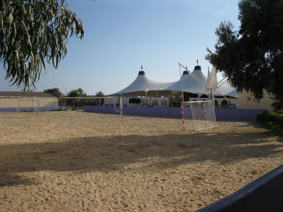 Sandplatz der Anlage Globales Bouganvilla