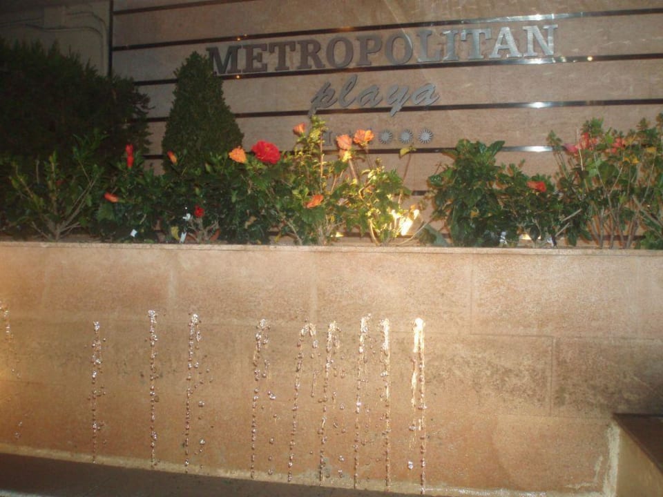 Eingangsbereich mit beleuchtetem Springbrunnen Hotel Metropolitan Playa