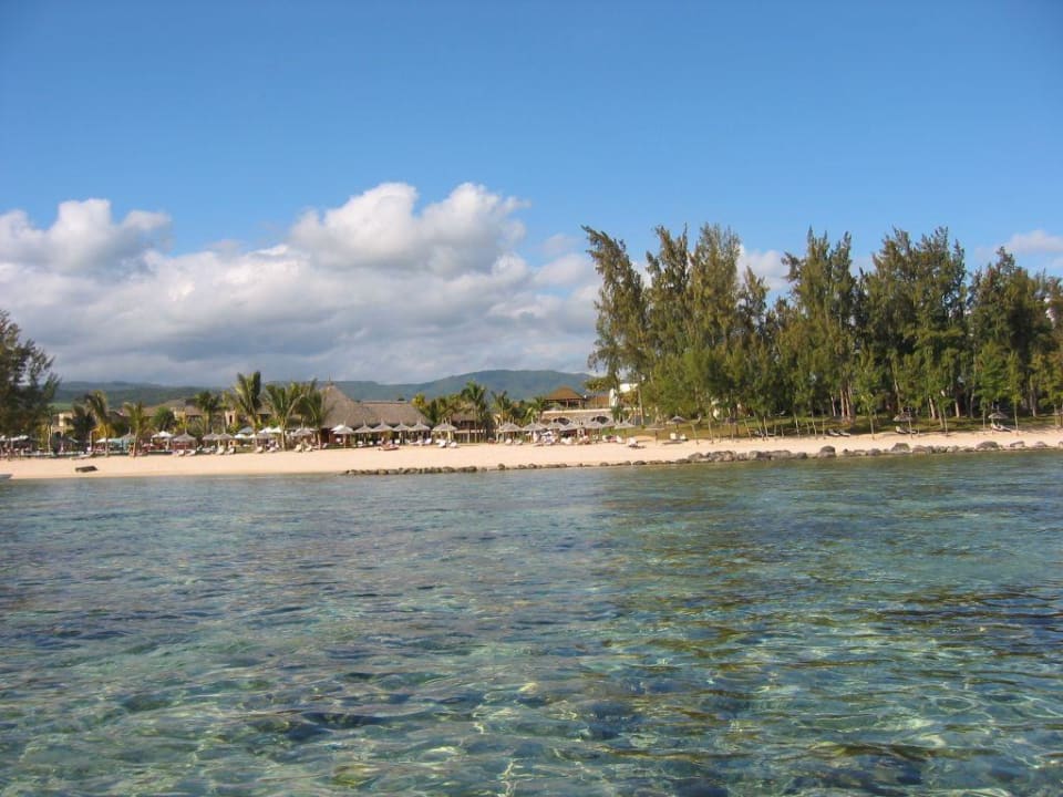 Hotelsicht vom Wasser Outrigger Mauritius Beach Resort