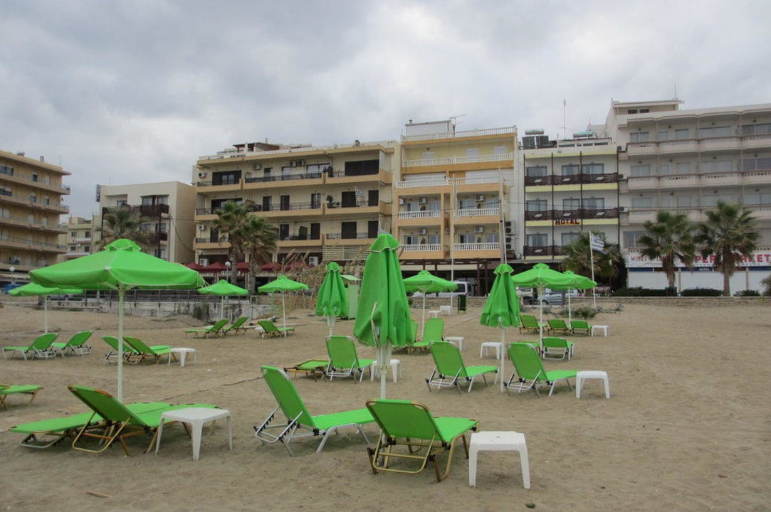 Blick vom Strand auf das Hotel Poseidon Hotel