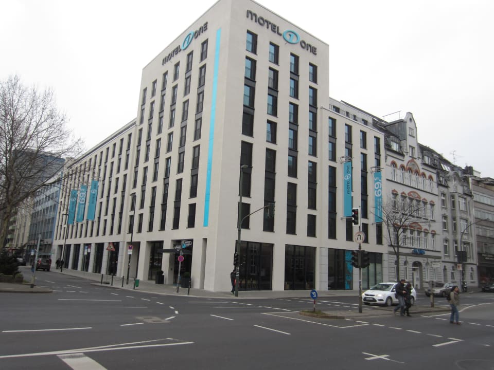Eingangsbereich Motel One Düsseldorf-Hauptbahnhof
