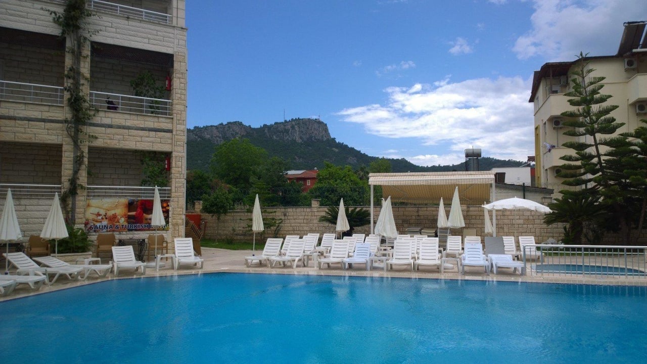 Pool mit Blick auf Berge Havana Hotel