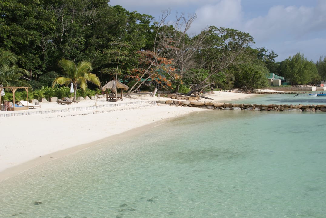 Strand vor dem Hotel Le Domaine de l'Orangeraie