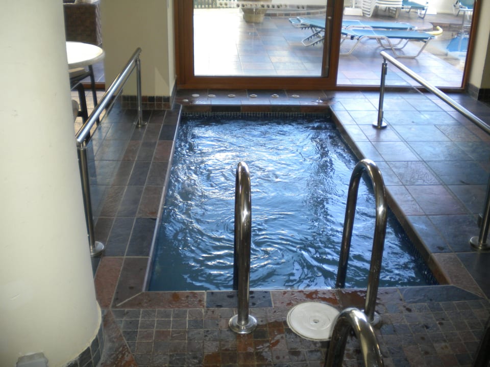 Whirlpool an der Innenpoolbar Hotel Theartemis Palace