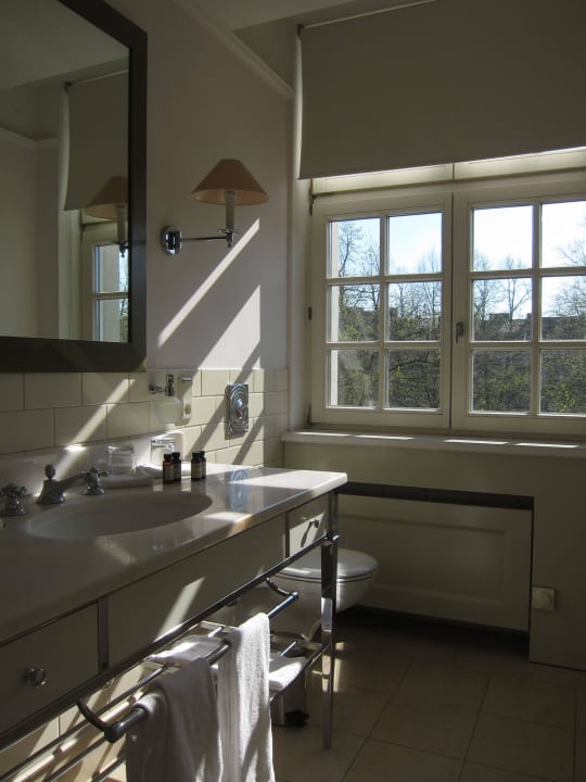 Selten: Lichtdurchflutetes Bad (Zimmer 305) Parkhotel Quellenhof Aachen