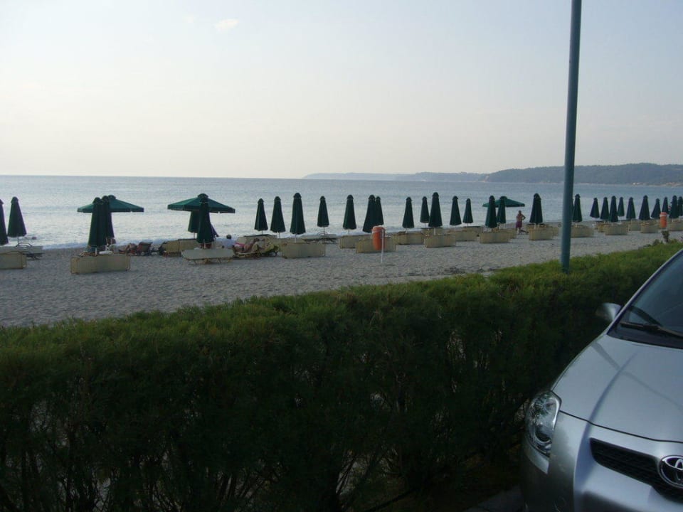Strand vor dem Hotel Possidi Holidays Resort & Suite Hotel