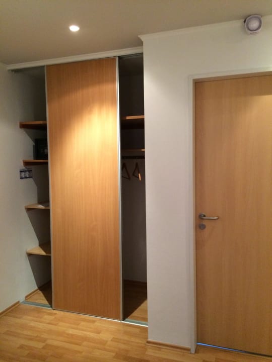Viel Stauraum im Schrank (Safe) und daneben die Art Hotel Aachen Superior
