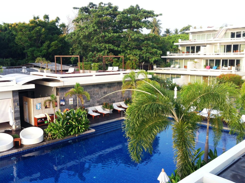 Blick auf den Pool am Morgen vom Restaurant-Dach Serenity Resort & Residences Phuket