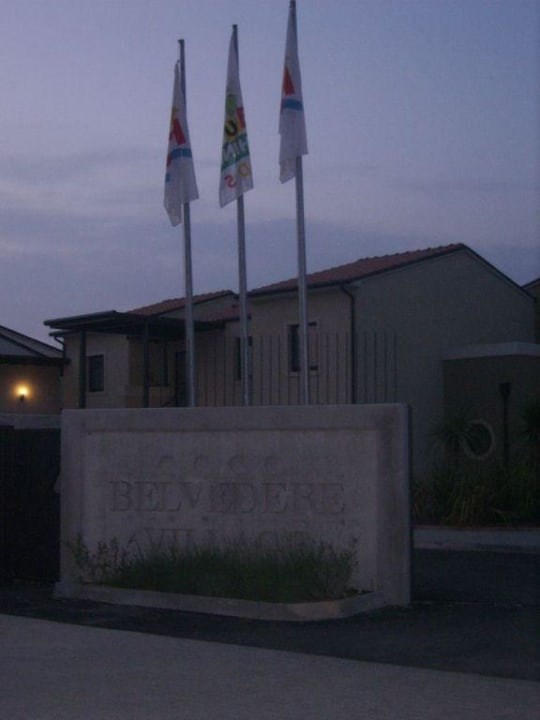 Eingang Belvedere Village
