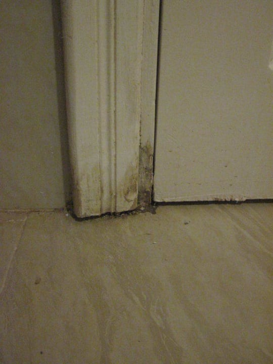 Vergammelte Türzarge Three Corners Happy Life Beach Resort