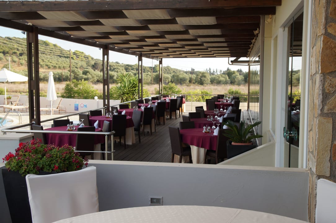 Die Terrasse des Restaurants Olympia Golden Beach Resort & Spa