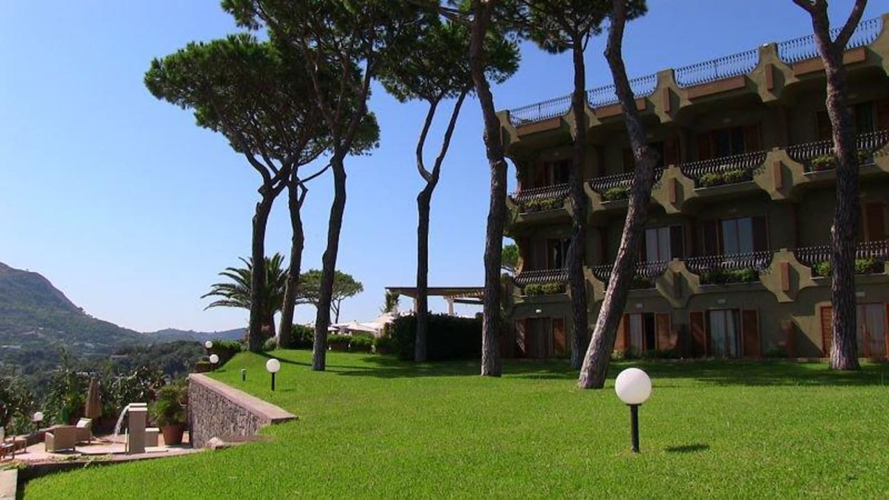 ...Zimmer mit dem Blick auf Lacco Armeno San Montano Resort & Spa