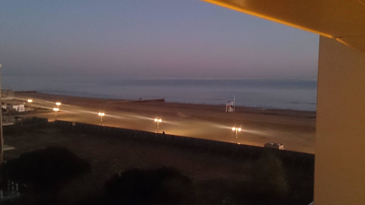 Nächtlicher seitlicher Meerblick vom Balkon Falkensteiner Hotel & Spa Jesolo