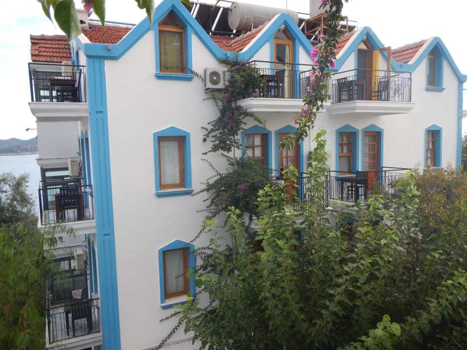 Hotelfront von Balkon gegenüber Hotel Kale