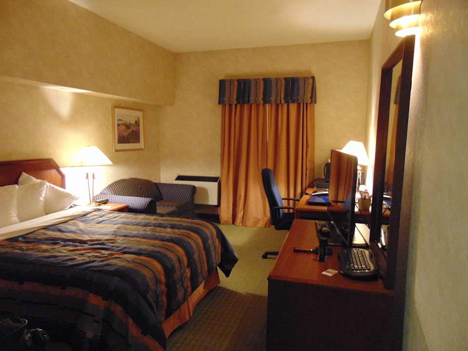 Bedroom Quality Hotel & Suites Airport East