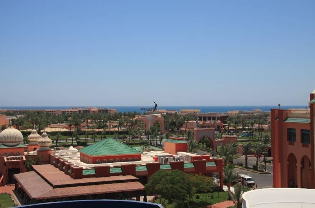 Z dachu widok na hotel Pickalbatros Aqua Park Resort - Hurghada