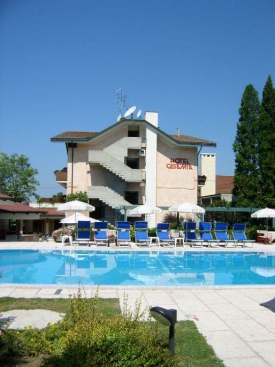 Ansicht vom gepflegten Garten mit Pool  Parc Hotel Casa Mia