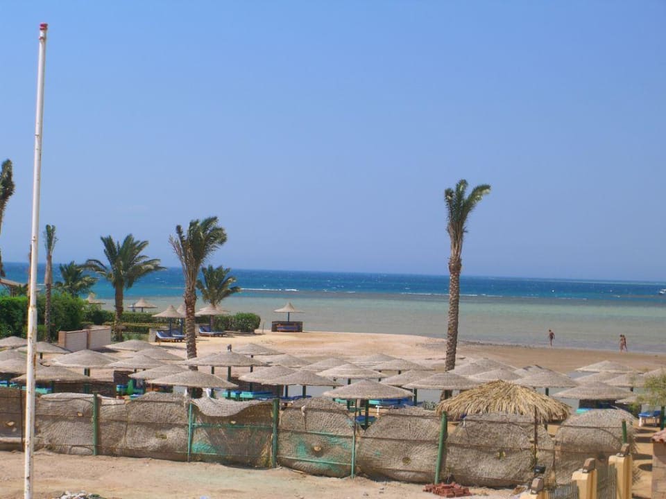 Blick zum Strand und aufs Meer Golden Beach Resort