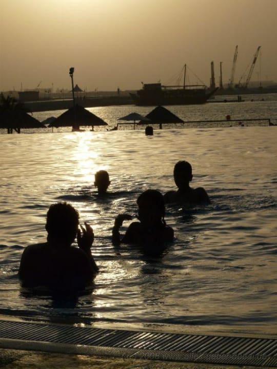 Abendstimmung am Pool Le Meridien Mina Seyahi Beach Resort & Waterpark