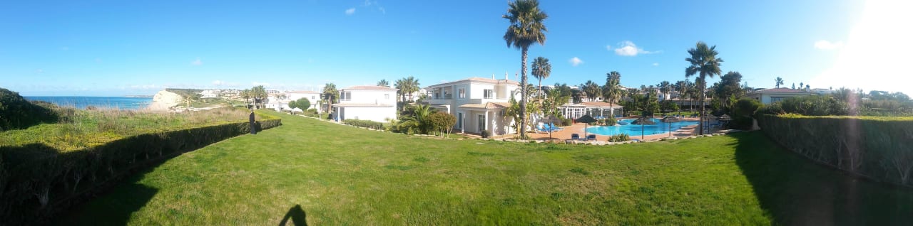 Panorama von der Hotelwiese Hotel Clube Porto Mos