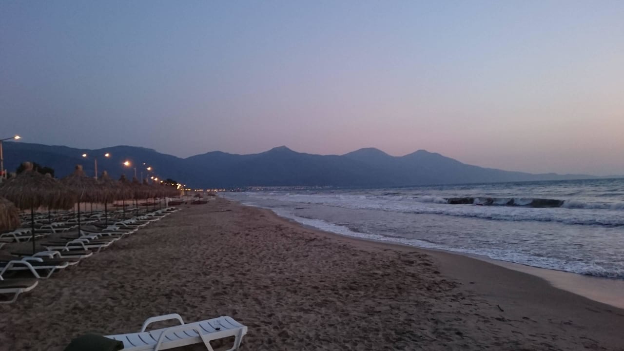 Strand bei Sonnenuntergang  Palm Wings Kusadasi Beach Resort & Spa