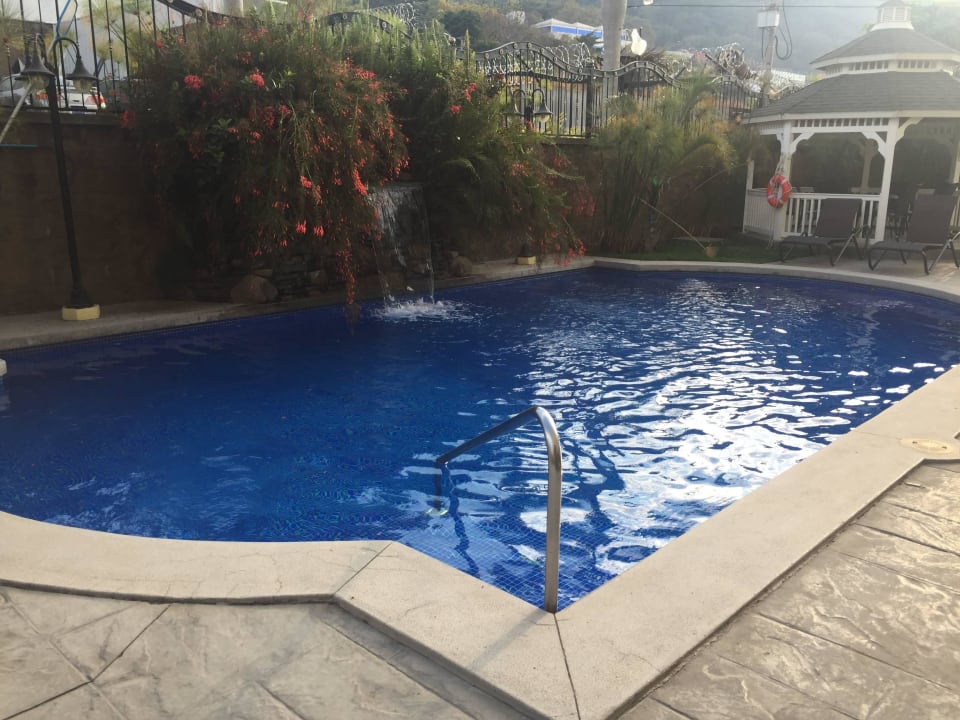 Mini-Pool hinterm Hotel Beverly Hills Hotel & Suites