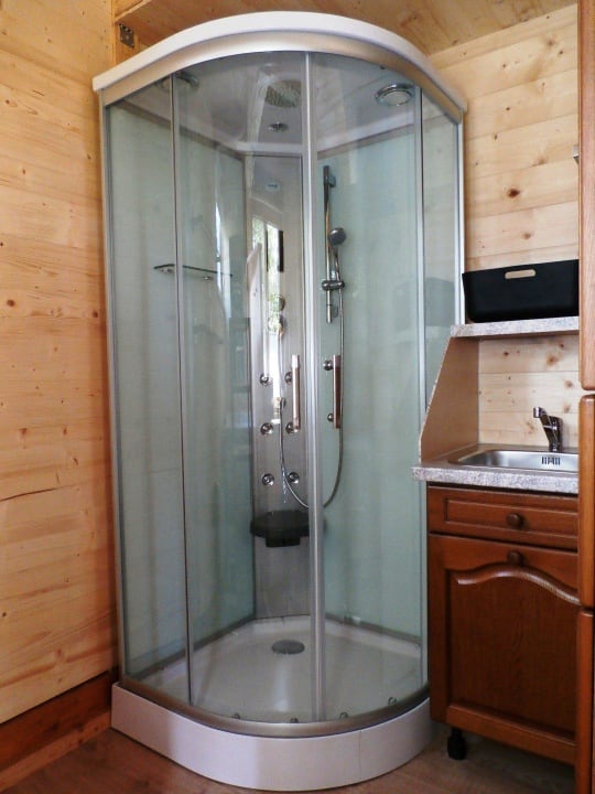 Nach Sonnenbad Duschen in der Nussknackerlodge Ferienwohnungen Soravia